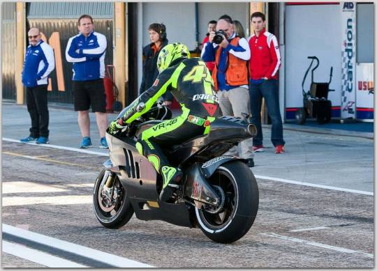 fb_valentino-rossi-ducati-motogp-test-valencia-3