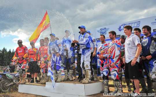 fb_ISDE2011_Suomen_joukkue__palkintopallilla_Racefoto.fi